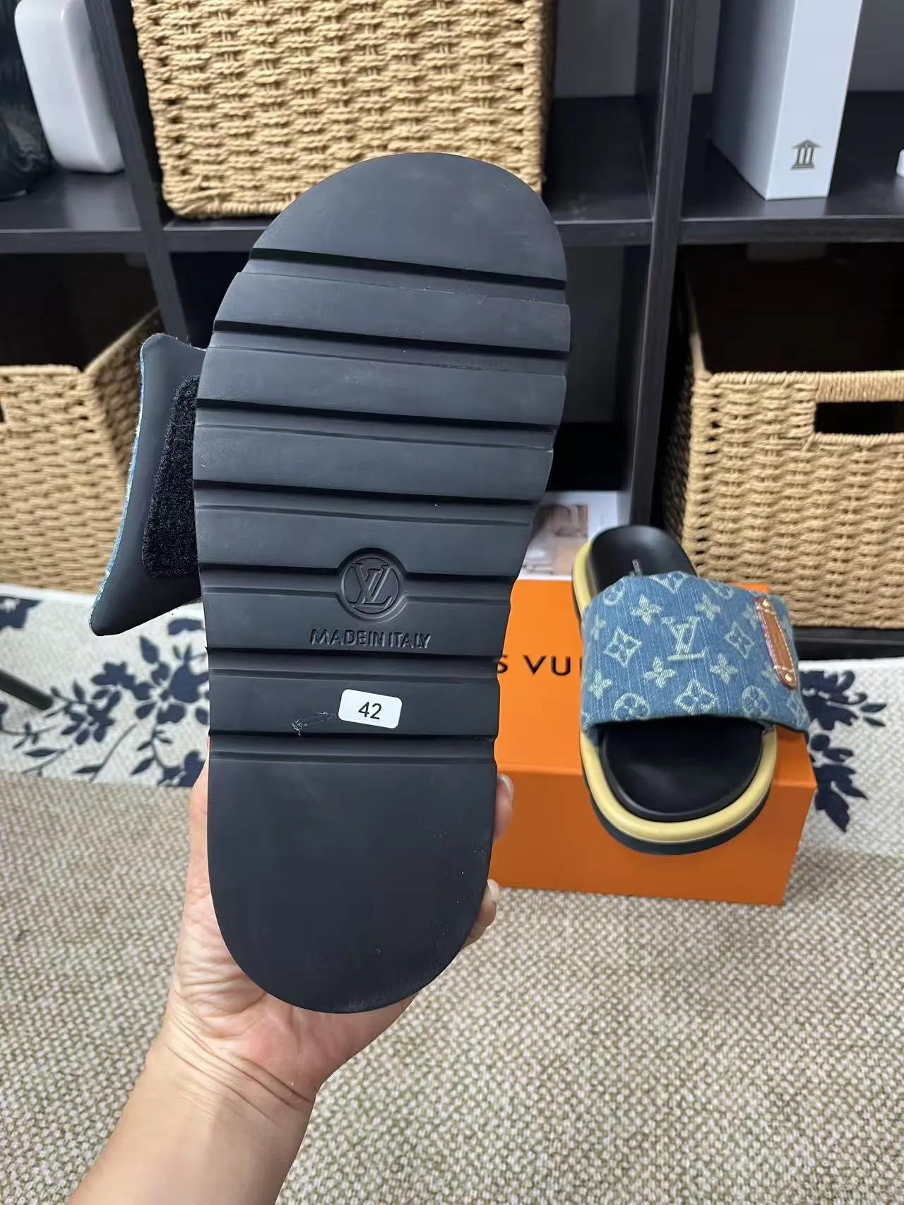 P340 yuan LV Louis Vuitton Full of high-end feel! A popular model among bloggers at home and abroad, it’s retro and fashionable, and looks stunning on your feet! Mainly recommended model on the official website★ ━━━━━ ЅᏇєєt ━━━━━ ▪️Upper: original calfskin ➕5D printing process ▪️Inner: imported mixed sheepskin ▪️Outsole: original molded foam outsole ▪️Size: Female 35-40 Men's 39-44 (women's 41 men's 45)